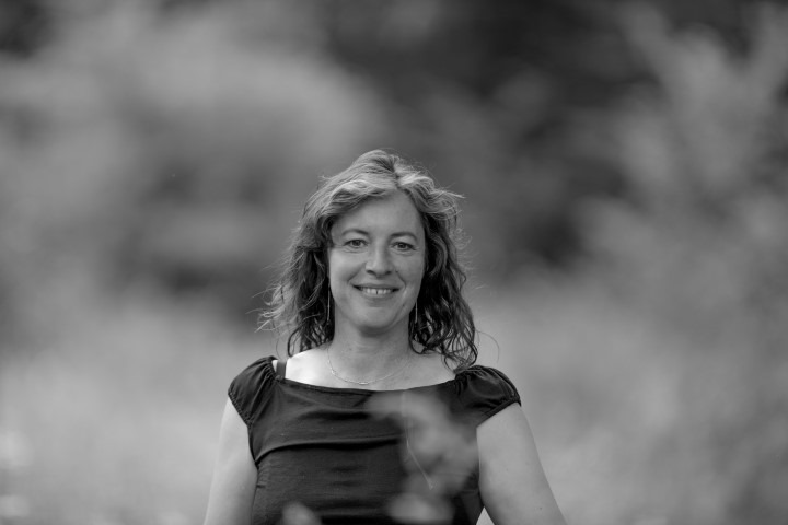photo en noir et blanc représentant sandra marchand dans la nature face objectif