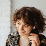 une femme est en train d'écouter de la musique en souriant pour représenter que j'aime la musique