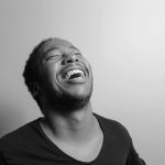 un homme rit aux éclats pour représenter que j'aime la joie de vivre