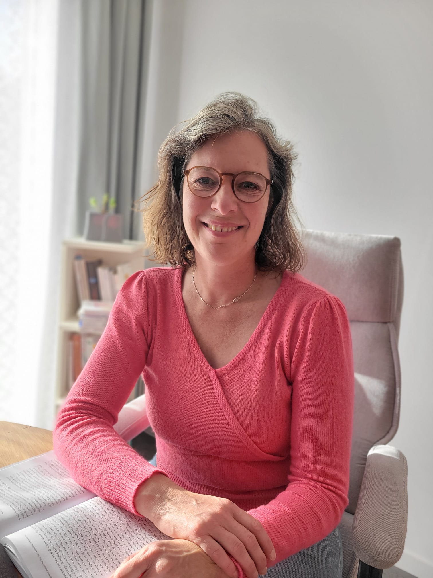 présentation de sandra marchand assise à son bureau